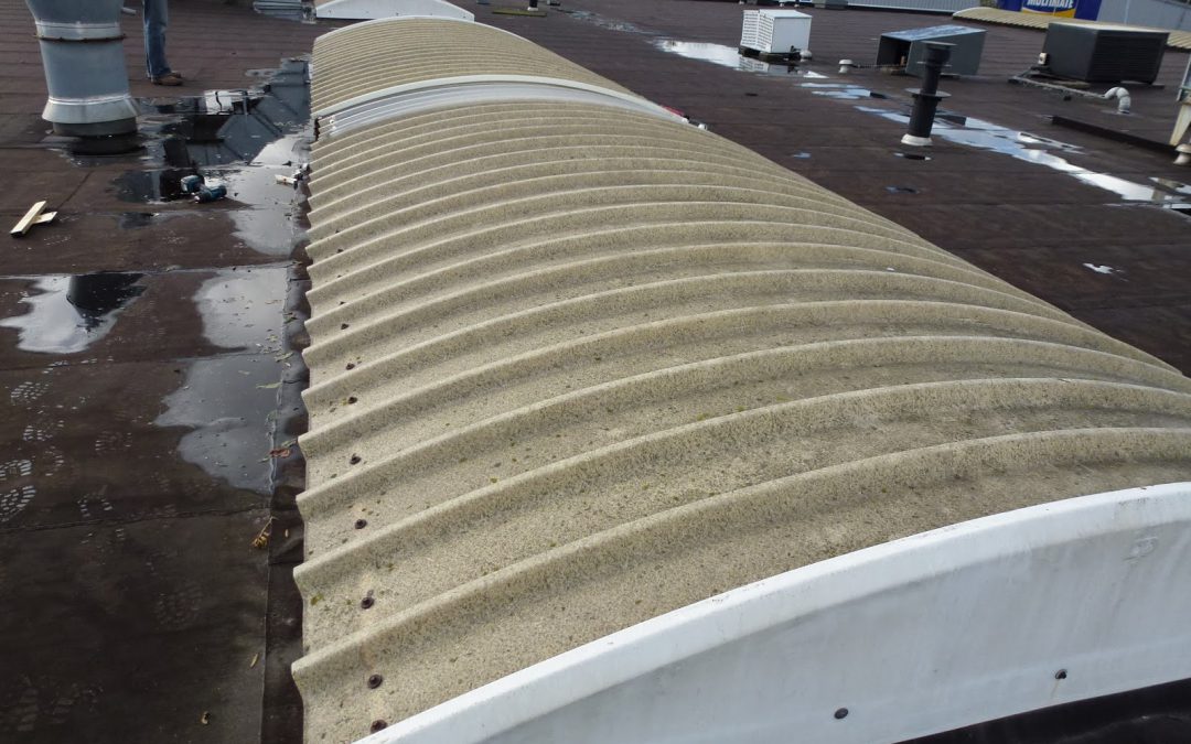 Warmteverlies ontsnapt via lichtstraten op een bedrijfshal
